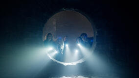 (S-D) Ine Marie Wilmann come Nora Tidemann, Anne Krigsvoll come Ester J. Tiller, Mads Sjøgård Pettersen come Kaptein Kristoffer Holm, Sara Khorami come Marion Rhadani e Kim Falck come Andreas Isaksen in Troll 2