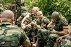 (S-D) Angus O'Brien come Hicks, Miles Heizer come Cameron Cope, e Liam Oh come Ray McAffey in Boots 1x04