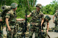 (S-D) Angus O'Brien come Hicks, Miles Heizer come Cameron Cope, e Liam Oh come Ray McAffey in Boots 1x04