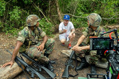 (S-D) Rico Paris come Santos, Regista Silas Howard, e Johnathan Nieves come Ochoa sul set di Boots 1x04