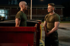 (S-D) Miles Heizer come Cameron Cope e Max Parker come Sgt. Sullivan in Boots 1x04