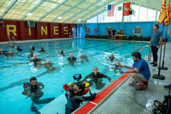 (S-D) Liam Oh come Ray McAffey, Miles Heizer come Cameron Cope, e Regista Silas Howard sul set di Boots 1x04