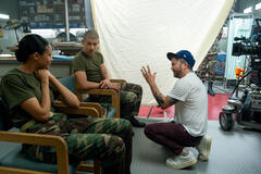 (S-D) Troy Leigh-Anne Johnson come Alice, Liam Oh come Ray McAffey, e Regista Silas Howard sul set di Boots 1x04