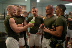 (S-D) Angus O'Brien come Hicks, Kieron Moore come Slovacek, Miles Heizer come Cameron Cope, Brandon Tyler Moore come Cody Bowman e Dominic Goodman come Nash in Boots 1x06