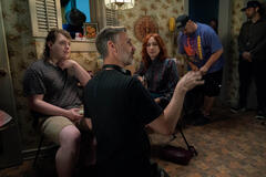 (S-D) Ivan Hoey Jr come Benjy, regista Peter Hoar, e Vera Farmiga come Barb Cope sul set di Boots 1x01