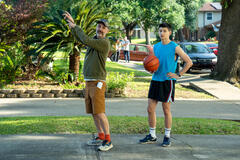 (S-D) Regista Peter Hoar e Liam Oh come Ray McAffey sul set di Boots 1x01