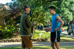 (S-D) Regista Peter Hoar e Liam Oh come Ray McAffey sul set di Boots 1x01