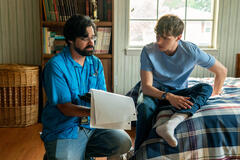 (S-D) Script Supervisor Nick DiRosa e Miles Heizer come Cameron Cope sul set di Boots 1x01