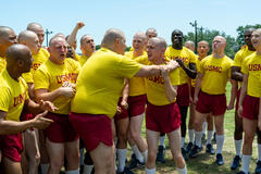 (S-D) Brandon Tyler Moore come Cody Bowman, Blake Burt come John Bowman, Logan Gould come Mo Mason, Miles Heizer come Cameron Cope, Angus O'Brien come Hicks e Liam Oh come Ray McAffey in Boots 1x01