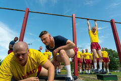 (S-D) Blake Burt come John Bowman, Zach Roerig come Knox, e Miles Heizer come Cameron Cope in Boots 1x01