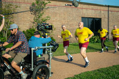 (S-D) Miles Heizer come Cameron Cope e Blake Burt come John Bowman sul set di Boots 1x01