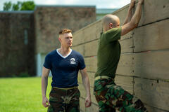 (S-D) Max Parker come Sgt. Sullivan e Miles Heizer come Cameron Cope in Boots 1x02