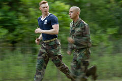 (S-D) Max Parker come Sgt. Sullivan e Miles Heizer come Cameron Cope in Boots 1x03