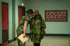 (S-D) Nicholas Logan come Sgt. Howitt e Rico Paris come Santos in Boots 1x03