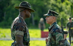 (S-D) Cedrick Cooper come Sgt. McKinnon e Dominic Goodman come Nash in Boots 1x05