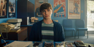Miles Heizer come Cameron Cope in Boots 1x01