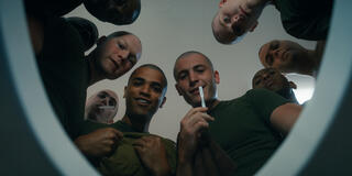 (S-D) Angus O'Brien come Hicks, Johnathan Nieves come Ochoa, e Kieron Moore come Slovacek in Boots 1x03