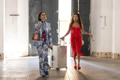 (S-D) Lily Collins come Emily, Ashley Park come Mindy in Emily in Paris - Stagione 5