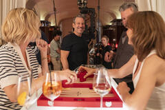 Executive Producer/Creator Darren Star sul set di Emily in Paris - Stagione 5