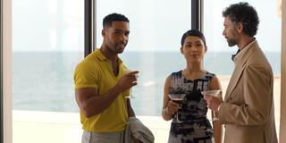 Lucien Laviscount come Alfie in Emily in Paris - Stagione 5