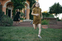 Vittoria Puccini come Felicia e Mia McGovern Zaini come Margot in Incanto