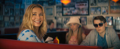 (da sx) Becca Mansell (Connie Nielsen), Sammy Mansell (Paisley Cadorath) e Brady Mansell (Gage Munroe) in Io sono nessuno 2, diretto da Timo Tjahjanto