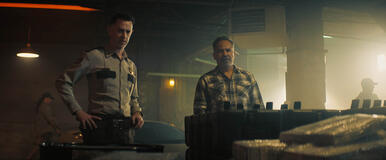 (da sx) Sheriff Abel (Colin Hanks) e Wyatt Martin (John Ortiz) in Io sono nessuno 2, diretto da Timo Tjahjanto