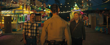 (da sx) Wyatt Martin (John Ortiz), Sheriff Abel (Colin Hanks) e Hutch Mansell (Bob Odenkirk) in Io sono nessuno 2, diretto da Timo Tjahjanto