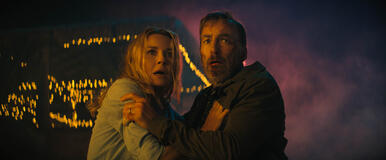 (da sx) Becca Mansell (Connie Nielsen) e Hutch Mansell (Bob Odenkirk) in Io sono nessuno 2, diretto da Timo Tjahjanto