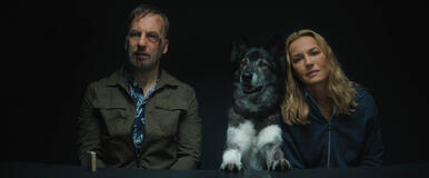 (da sx) Hutch Mansell (Bob Odenkirk) e Becca Mansell (Connie Nielsen) in Io sono nessuno 2, diretto da Timo Tjahjanto