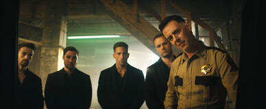 Colin Hanks come Sheriff Abel in Io sono nessuno 2, diretto da Timo Tjahjanto