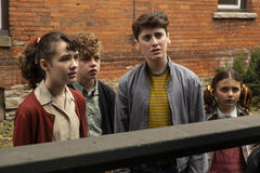 Clara Stack, Mikkal Karim-Fidler, Jack Molloy Legault, Matilda Legault in IT: Welcome To Derry 1x01