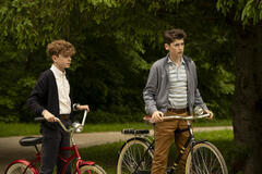 Jack Molloy Legault, Mikkal Karim-Fidler in IT: Welcome To Derry 1x01