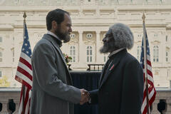 (S-D) Michael Shannon come James Garfield, Vondie Curtis-Hall come Frederick Douglass in Death by Lightning 1x02