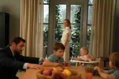 (S-D) Ed Carrisford (JJ Feild), Kit (Jago), Jess Carrisford (Diane Kruger), Baby Betsey (Petra) e Frankie (Jax) in Little Disasters 1x01