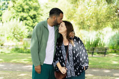 Nick Davis (Ben Bailey Smith) e Dr Liz Burgess (Jo Joyner) in Little Disasters 1x03