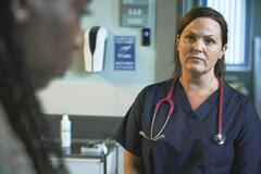 Lucy Harding (Cizzy Akudolu) e Dr Liz Burgess (Jo Joyner) in Little Disasters 1x03