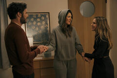 (S-D) Adam Brody come Noah, D'Arcy Carden come Ryann, Kristen Bell come Joanne in Nobody Wants This 2x01