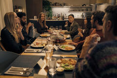 (S-D) Justine Lupe come Morgan, Miles Fowler come Lenny, Kristen Bell come Joanne, Sherry Cola come Ashley, Jackie Tohn come Esther, Adam Brody come Noah, Timothy Simons come Sasha in Nobody Wants This 2x01