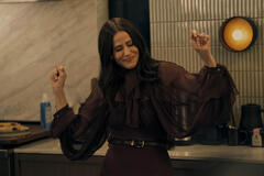 Jackie Tohn come Esther in Nobody Wants This 2x01