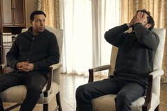 (S-D) Alex Karpovsky come Rabbi Big Noah, Adam Brody come Noah in Nobody Wants This 2x01