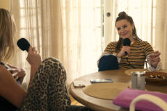 Kristen Bell come Joanne in Nobody Wants This 2x01