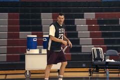 Timothy Simons come Sasha in Nobody Wants This 2x02