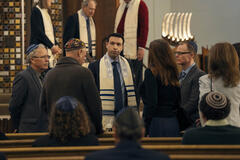 Alex Karpovsky come Rabbi Big Noah in Nobody Wants This 2x02