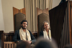 Adam Brody come Noah in Nobody Wants This 2x02