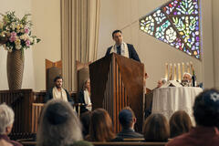 (S-D) Adam Brody come Noah, Alex Karpovsky come Rabbi Big Noah in Nobody Wants This 2x02