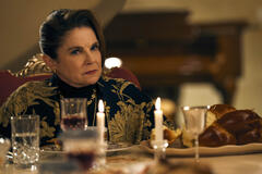 Tovah Feldshuh come Bina in Nobody Wants This 2x03