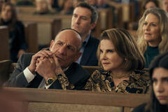 (S-D) Paul Ben-Victor come Ilan, Tovah Feldshuh come Bina in Nobody Wants This 2x03