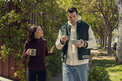 (S-D) Jackie Tohn come Esther, Timothy Simons come Sasha in Nobody Wants This 2x03