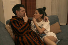 (S-D) Timothy Simons come Sasha, Jackie Tohn come Esther in Nobody Wants This 2x03